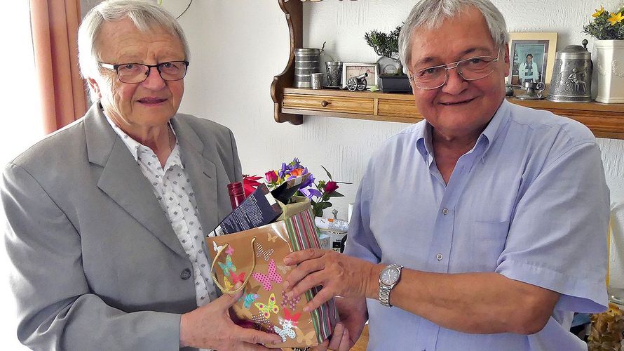 Stabsfeldwebel a.D./Oberstabsfeldwebel d.R. Horst Niedermüller überbringt die Glückwünsche zum 70. Geburtstag von Stabsfeldwebel a.D. Roland Richter. Foto: KERH Mengen/Hohentengen