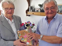Stabsfeldwebel a.D./Oberstabsfeldwebel d.R. Horst Niedermüller überbringt die Glückwünsche zum 70. Geburtstag von Stabsfeldwebel a.D. Roland Richter. Foto: KERH Mengen/Hohentengen