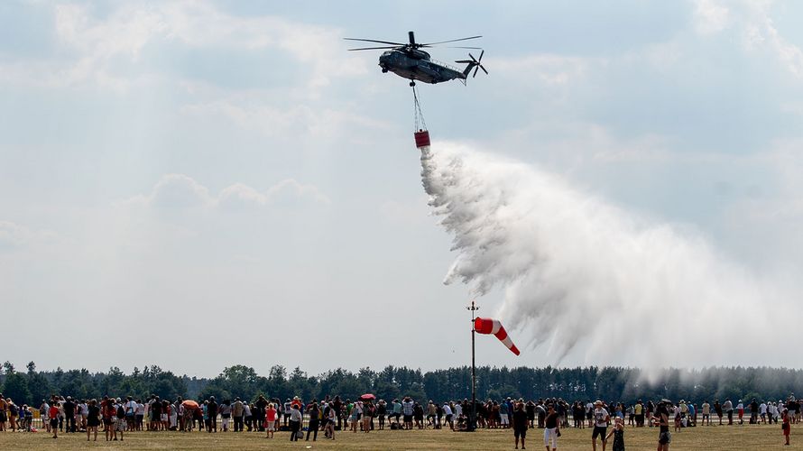 Der "Smokey", hier bei einer Löschvorführung, hat eine Kapazität von rund 5000 Litern Wasser Foto: DBwV/Bombeke