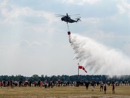 Der "Smokey", hier bei einer Löschvorführung, hat eine Kapazität von rund 5000 Litern Wasser Foto: DBwV/Bombeke