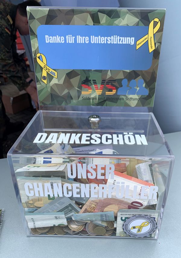 Insgesamt mehr als 800€ konnten am Tag der offenen Tür der MTS am Stand des DBwV für die Soldaten- und Veteranenstiftung gesammelt werden. Foto: Steffen Braun