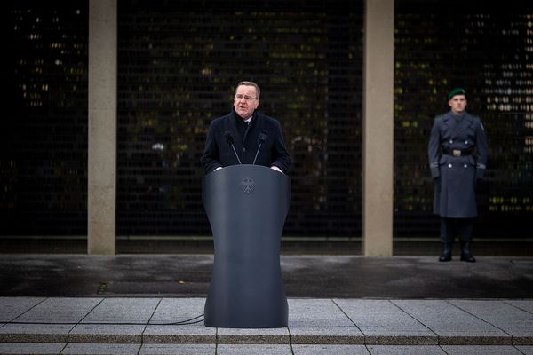 Verteidigungsminister Boris Pistorius hielt die Gedenkrede am Ehrenmal der Bundeswehr. Foto: DBwV/Yann Bombeke