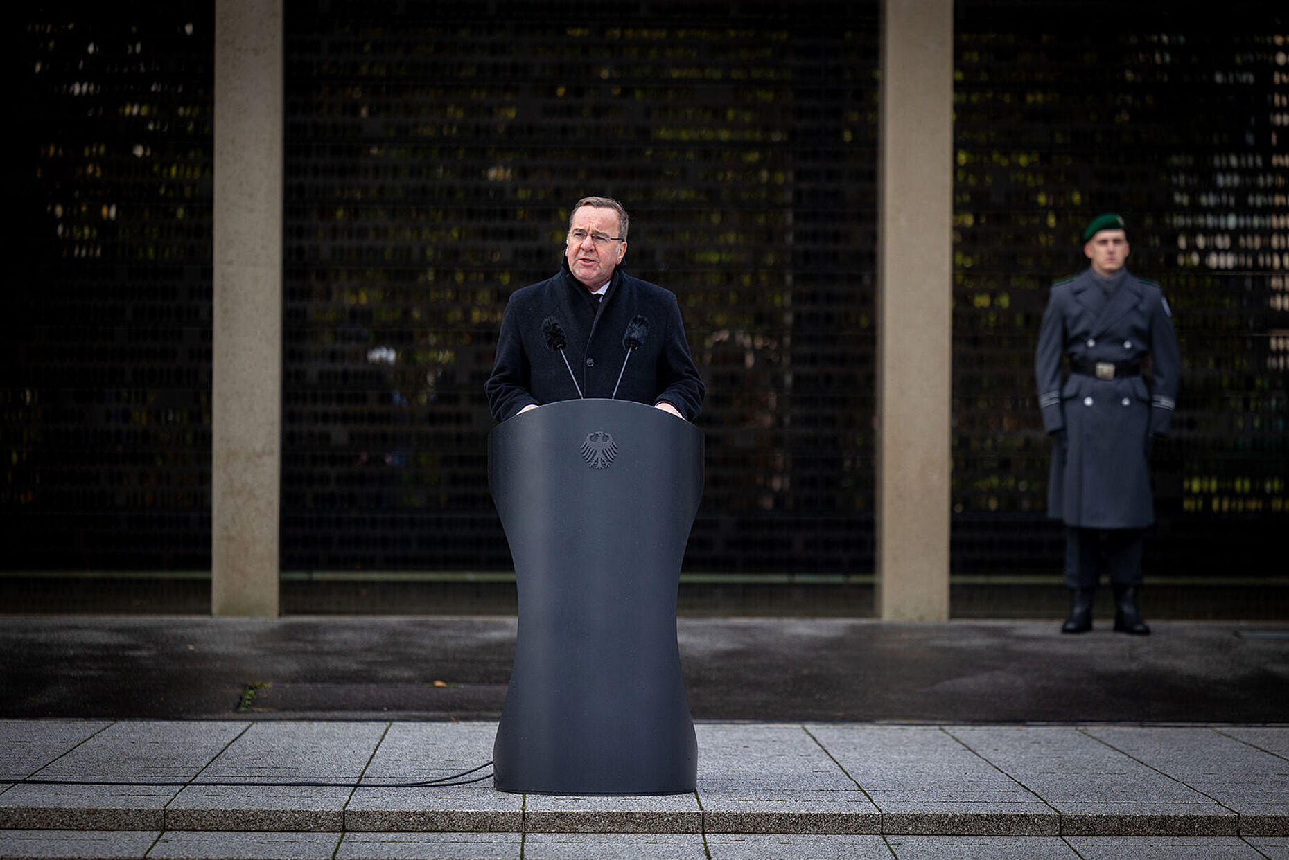 Verteidigungsminister Boris Pistorius hielt die Gedenkrede am Ehrenmal der Bundeswehr. Foto: DBwV/Yann Bombeke