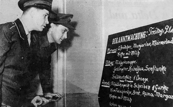 Die Werbezeitschrift „Die ersten Schritte – Eine Illustrierte über den Aufbau der Bundeswehr“ aus dem August 1956 führte die ärztlich festgestellte erhebliche Gewichtszunahme der bis dahin zum Dienst aufgerufenen Freiwilligen auf eine gut zusammengestellte Ernährung in der Bundeswehr zurück. Foto: Freundeskreis „Wiege der Bundeswehr Andernach e.V.“