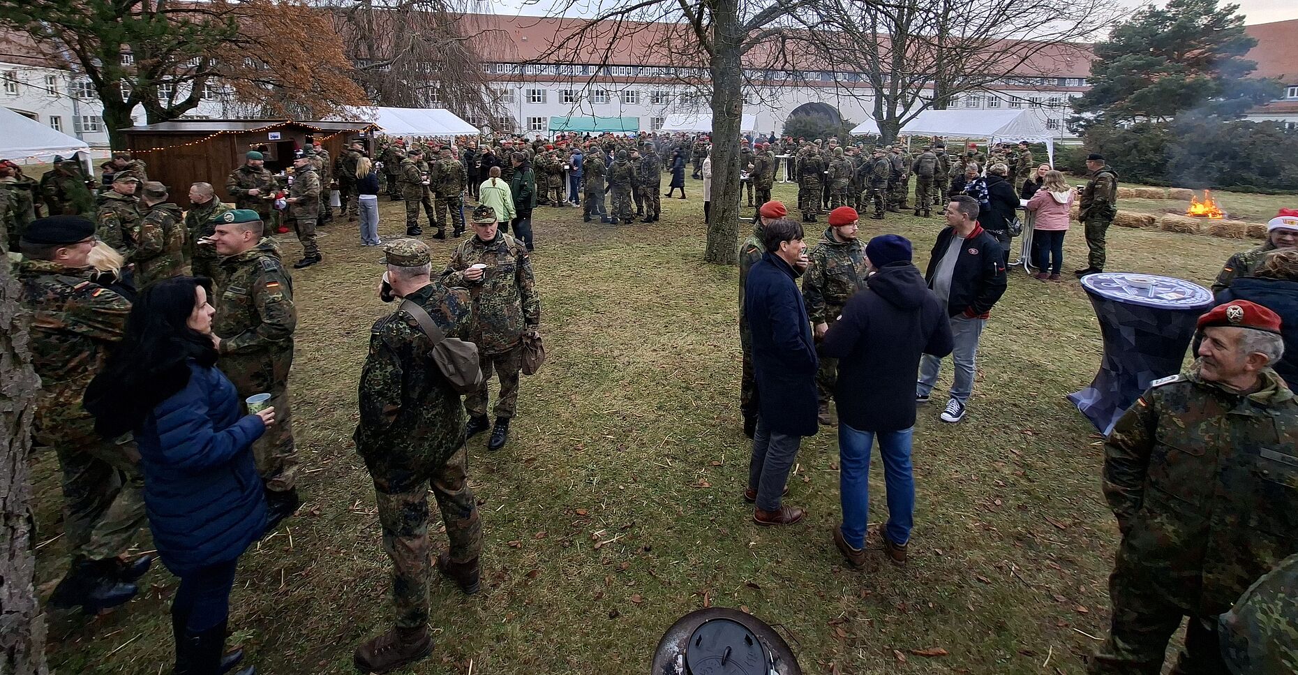Zum Jahresende fand in der Von-Hardenberg-Kaserne in Strausberg wieder der traditionelle Weihnachtsmarkt des Kommandos Heer statt. Foto: Christian Weber