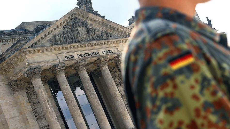 Soldat vor dem Bundestag: Unverständlich ist die Kritik von Politikern am aus ihrer Sicht zu hohen Verteidigungshaushalt. Foto: DBwV/Mika Schmidt
