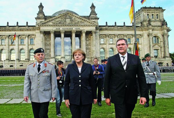 Bundesverteidigungsminister Franz Josef Jung (CDU, r.), Bundeskanzlerin Angela Merkel und der Generalinspekteur der Bundeswehr, Wolfgang Schneiderhan (l.), vor dem Reichstag in Berlin. Foto: picture alliance / dpa