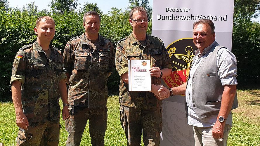 StoKa-Vorsitzender Hauptmann Sören Worg (v. l.), TruKa-Vorsitzender Stabsfeldwebel Thomas Gerlinger, Stabsfeldwebel Christoph Lautenbacher und Bezirksvorsitzender Franz Jung. Foto: DBwV