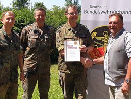 StoKa-Vorsitzender Hauptmann Sören Worg (v. l.), TruKa-Vorsitzender Stabsfeldwebel Thomas Gerlinger, Stabsfeldwebel Christoph Lautenbacher und Bezirksvorsitzender Franz Jung. Foto: DBwV