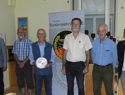 Landesvorsitzender Gerhard Stärk mit Mitgliedern im Vorstand Klaus Deseler, Joachim Wiese, Vorsitzendem Arved Fritze, Hans-Peter Glaser sowie Bezirksvorsitzendem Harald Lott. Foto: DBwV