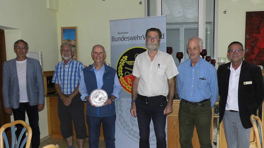 Landesvorsitzender Gerhard Stärk mit Mitgliedern im Vorstand Klaus Deseler, Joachim Wiese, Vorsitzendem Arved Fritze, Hans-Peter Glaser sowie Bezirksvorsitzendem Harald Lott. Foto: DBwV