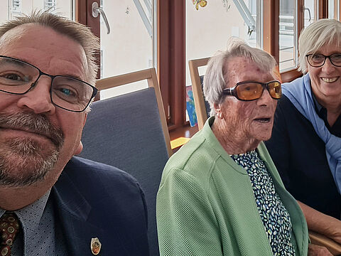 Der Vorsitzende der Kameradschaft ERH Kaufbeuren,  Hauptmann a.D. Friedel Wegner, überbrachte gemeinsam mit Vorstandsmitglied Gertrud Gellings, dem Mitglied Dr. Brigitte Krieger zu ihrem 100. Geburtstag, die Glückwünsche des BundeswehrVerbandes. Foto:  KERH Kaufbeuren