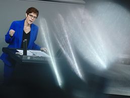 Verteidigungsministerin Annegret Kramp-Karrenbauer sprach von einem "starken Signal" für das kommende Jahr, warnte aber auch vor einem "eingeschränkten finanziellen Spielraum in den kommenden Jahren". Foto: picture alliance/dpa | Kay Nietfeld