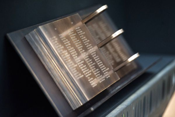 Im Buch des Gedenkens an der Außenseite des Ehrenmals sind auf 20 Bronzeplatten die Namen der mehr als 3000 Toten eingraviert. Foto: Bundeswehr/Uwe Steinert
