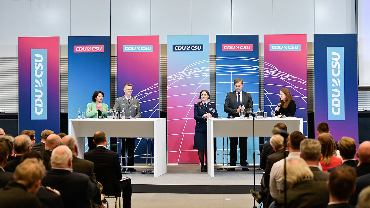 Die Zeitenwende und alles, was damit verbunden ist, war zentrales Thema des Bundeswehr-Kongresses, zu dem die Unionsfraktion in den Bundestag eingeladen hatte. Foto: CDU/CSU-Bundestagsfraktion