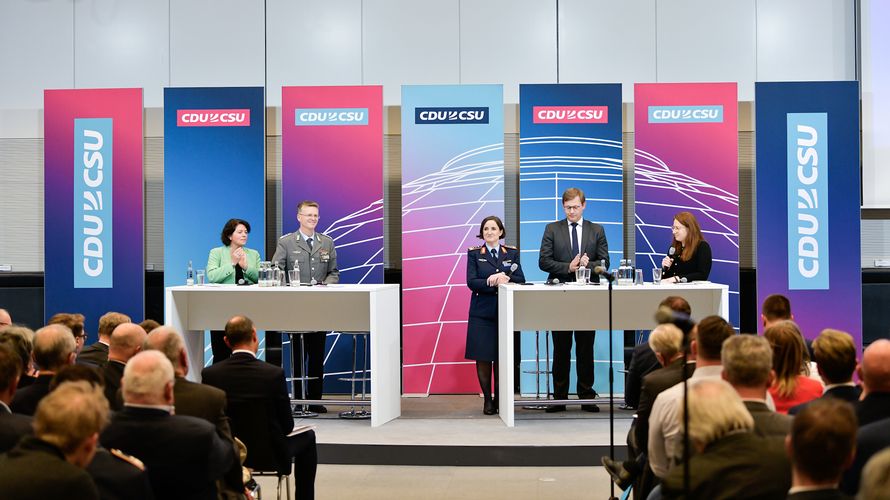 Die Zeitenwende und alles, was damit verbunden ist, war zentrales Thema des Bundeswehr-Kongresses, zu dem die Unionsfraktion in den Bundestag eingeladen hatte. Foto: CDU/CSU-Bundestagsfraktion