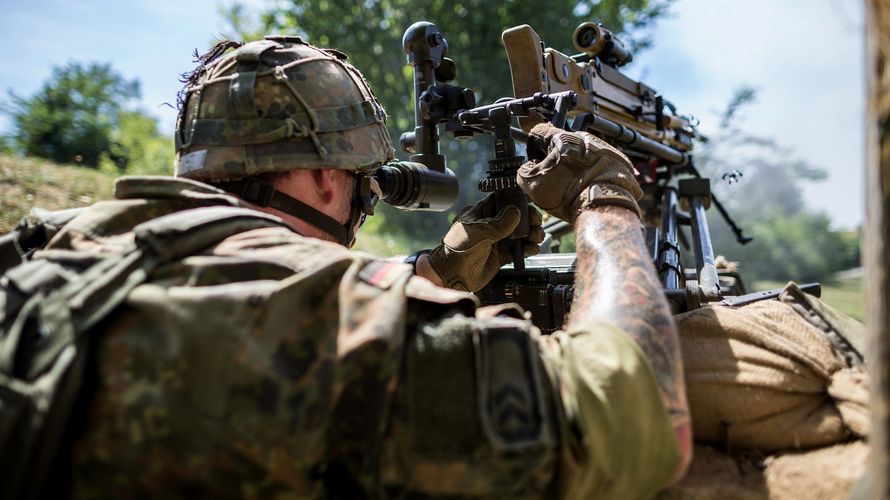 Symbolbild: Bisher gilt die Verpflichtung zum Abdecken sichtbarer Tätowierungen für Bundeswehr-Angehörige nicht während des Dienstes innerhalb militärischer Bereiche. Ein neuer Gesetzesentwurf des Bundeskabinetts könnte diese Regelung zukünftig verschärfen. Foto:  Bundeswehr/Jana Neumann