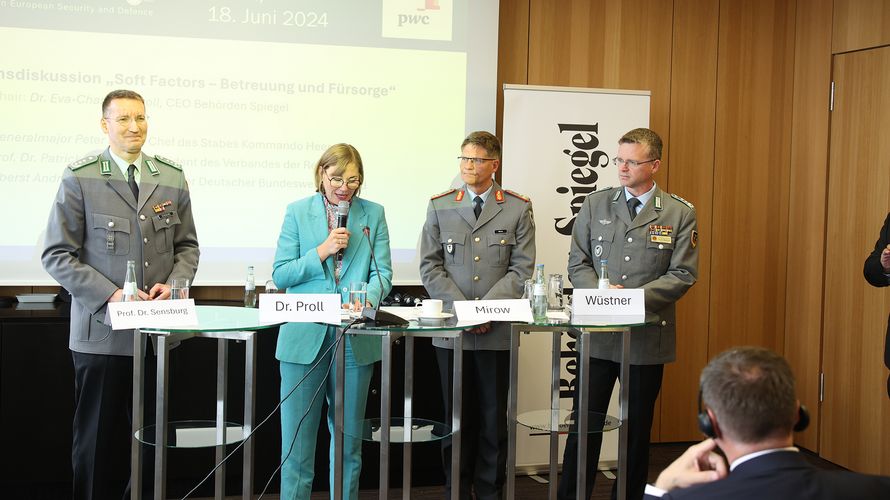 Auf dem BSC-Pre-Event diskutierte Oberst André Wüstner (r.) mit Oberst d.R. Patrick Sensburg (l.) und Generalmajor Peter Mirow über die Rahmenbedingungen für die Litauen-Brigade. Dr. Eva-Charlotte Proll, CEO Behörden Spiegel, moderierte die Runde. Foto: DBwV/Yann Bombeke