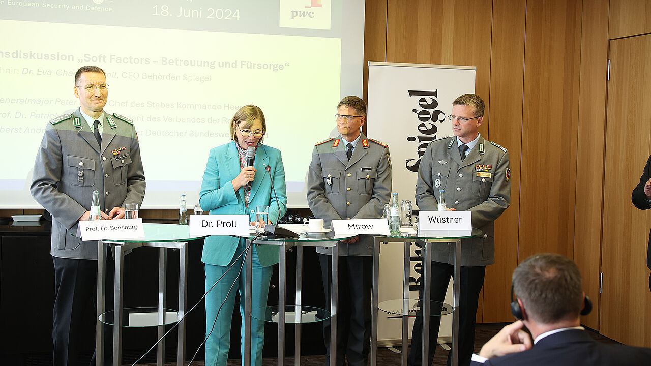 Auf dem BSC-Pre-Event diskutierte Oberst André Wüstner (r.) mit Oberst d.R. Patrick Sensburg (l.) und Generalmajor Peter Mirow über die Rahmenbedingungen für die Litauen-Brigade. Dr. Eva-Charlotte Proll, CEO Behörden Spiegel, moderierte die Runde. Foto: DBwV/Yann Bombeke