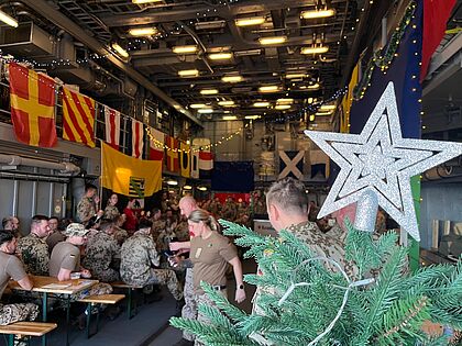 Weihnachtsfeier im Hubschrauberhangar der Fregatte. Foto: DBwV