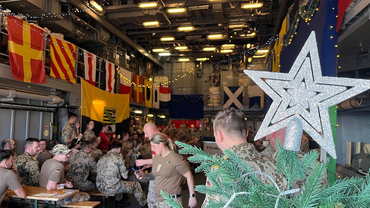 Weihnachtsfeier im Hubschrauberhangar der Fregatte. Foto: DBwV