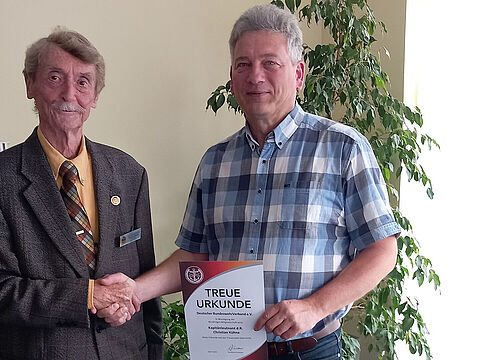 Reinhard Wiedau (l.) ehrte Christian Kühne. Foto: LV Nord