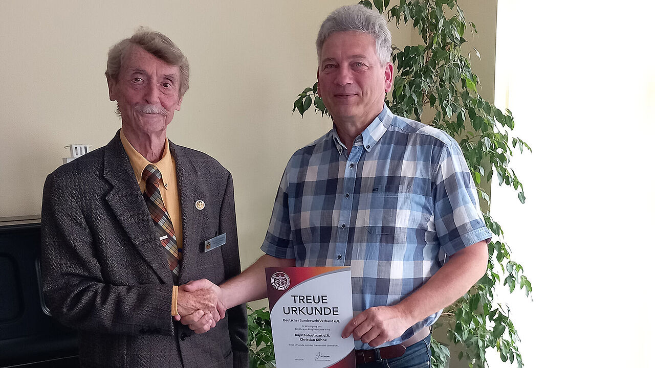 Reinhard Wiedau (l.) ehrte Christian Kühne. Foto: LV Nord