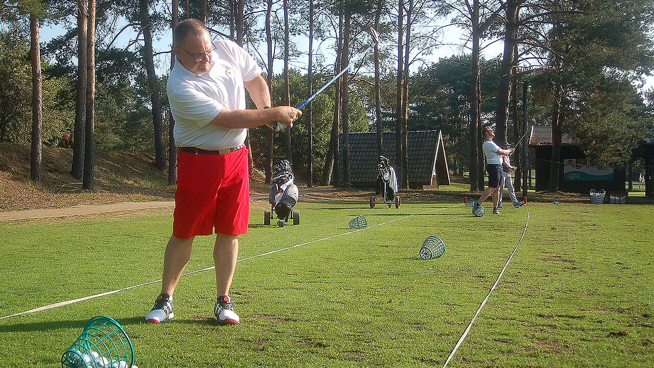 Vorbereitung: Die letzten Abschläge vor dem Turnierbeginn. Foto: DBwV