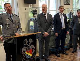 Im Beisein von Oberstleutnant Patrick Bernardy (l.), Kommandeur des Wachbataillons, wurde Oberst a.D. Albrecht Schwabe (2.v.l.) in den Ruhestand verabschiedet. Foto: DBwV/Görlich