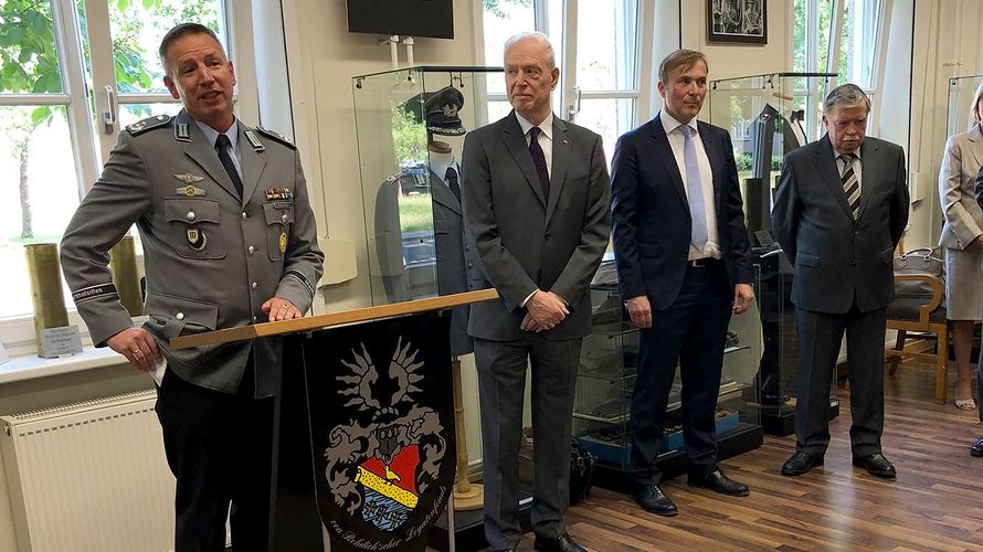 Im Beisein von Oberstleutnant Patrick Bernardy (l.), Kommandeur des Wachbataillons, wurde Oberst a.D. Albrecht Schwabe (2.v.l.) in den Ruhestand verabschiedet. Foto: DBwV/Görlich