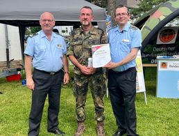 Die große Kulisse des 20. Sommerfestes der StOKa Euskirchen nutzten der Stellvertreter des DBwV Bundesvorsitzenden, Stabsfeldwebel a.D. Thomas Schwappacher (rechts) und der Landesvorsitzende West, Oberstleutnant Lutz Meier (links) und dankten Oberstabsfeldwebel Michael Karow für sein ehrenamtliches Engagement im DBWV mit der Übergabe der Verdienstnadel in Bronze. Foto: Frank Jakobi