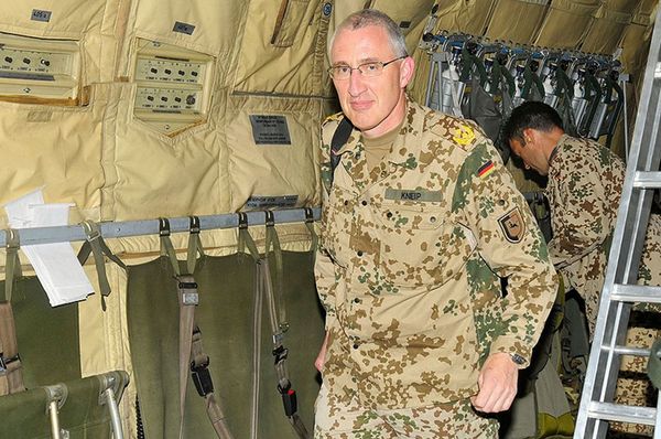 Nur zwei Monate nach dem schweren Anschlag kehrte Generalmajor Markus Kneip auf seinen Posten als Kommandeur RC North nach Afghanistan zurück. Foto: Bundeswehr