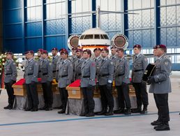 Ehrenvolle Aufnahme der getöteten Piloten vom Kampfhubschrauberregiment 36 aus Fritzlar auf dem Flughafen Köln-Wahn Foto: Bundeswehr