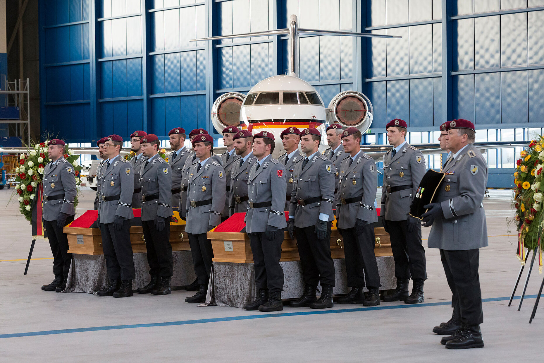 Ehrenvolle Aufnahme der getöteten Piloten vom Kampfhubschrauberregiment 36 aus Fritzlar auf dem Flughafen Köln-Wahn Foto: Bundeswehr