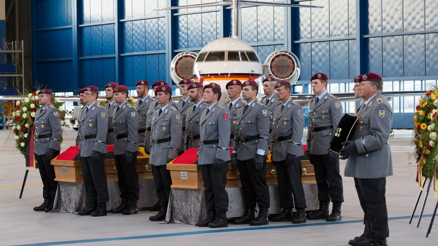 Ehrenvolle Aufnahme der getöteten Piloten vom Kampfhubschrauberregiment 36 aus Fritzlar auf dem Flughafen Köln-Wahn Foto: Bundeswehr