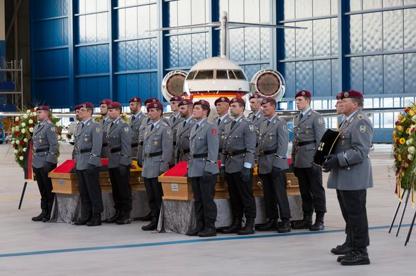 Ehrenvolle Aufnahme der getöteten Piloten vom Kampfhubschrauberregiment 36 aus Fritzlar auf dem Flughafen Köln-Wahn Foto: Bundeswehr