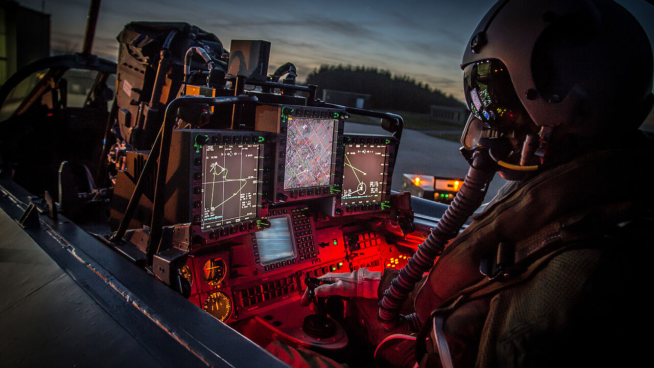 Alles im Blick: Ein Pilot in seinem Tornado-Cockpit. Künftig soll sich die Bundeswehr wieder verstärkt auf die Landesverteidigung konzentrieren Foto: Bundeswehr