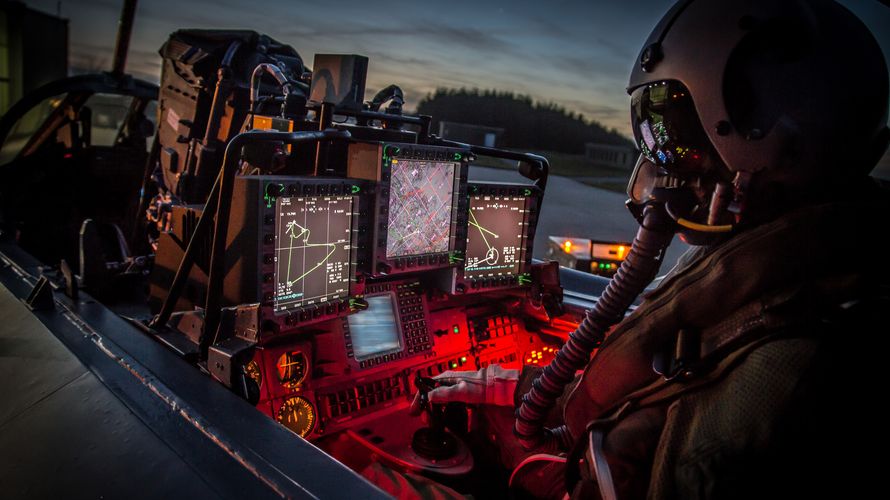 Alles im Blick: Ein Pilot in seinem Tornado-Cockpit. Künftig soll sich die Bundeswehr wieder verstärkt auf die Landesverteidigung konzentrieren Foto: Bundeswehr