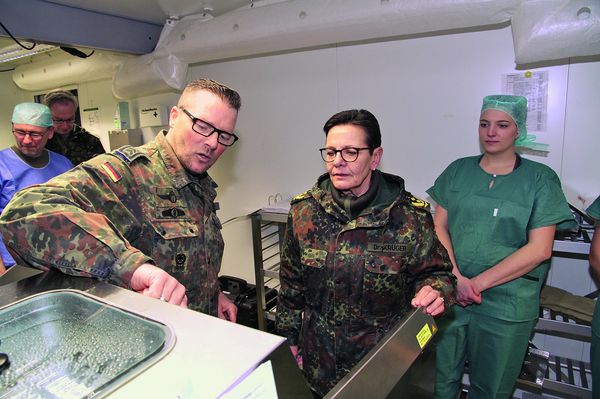 Generalstabsarzt Dr. Gesine Krüger bei der Dienstaufsicht in einem Sterilgutcontainer. Foto: Bundeswehr/Langer