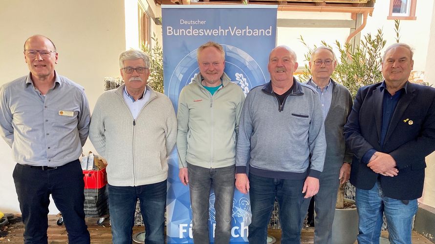 Bezirksvorsitzender Oliver Hartmann mit Vorsitzendem Jürgen Hänsel, dem neuen Stellvertreter Udo Remmele sowie Alfons Herrmann, Gustav Recksiek  und Manfred Helmstetter. Foto: sKERH Aschaffenburg