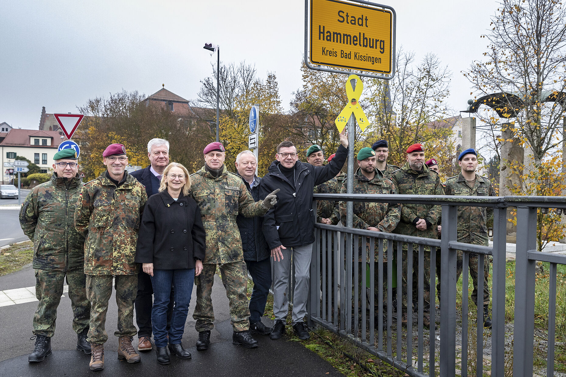 Die Initiative zur Gelben Schleife kam von den Soldaten auf dem Lagerberg und wurde einstimmig vom Stadtrat unterstützt. Foto: Benjamin Bendig