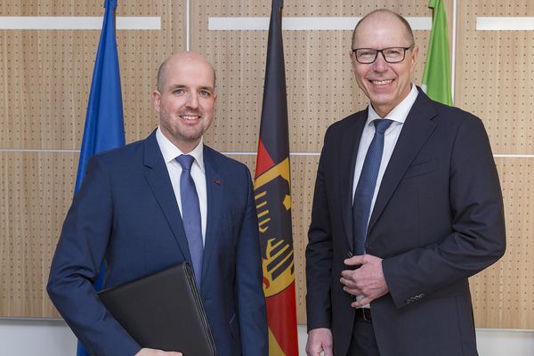 BAPersBw-Vizepräsident Christoph Keller (r.) sieht viele Vorteile für ehemalige SaZ, wenn sie sich für eine zivile Laufbahn bei der Bundeswehr entscheiden. 