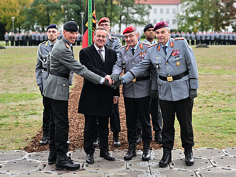 Verteidigungsminister Boris Pistorius (zweiter von links) und Generalinspekteur Casten Breuer (zweiter von rechts) besiegeln den Übergabeappels von Generalleutnant Alfons Mais (rechts) an Generalleutnant Dr. Christian Freuding (links). Foto: picture alliance/dpa/Sebastian Christoph Gollnow