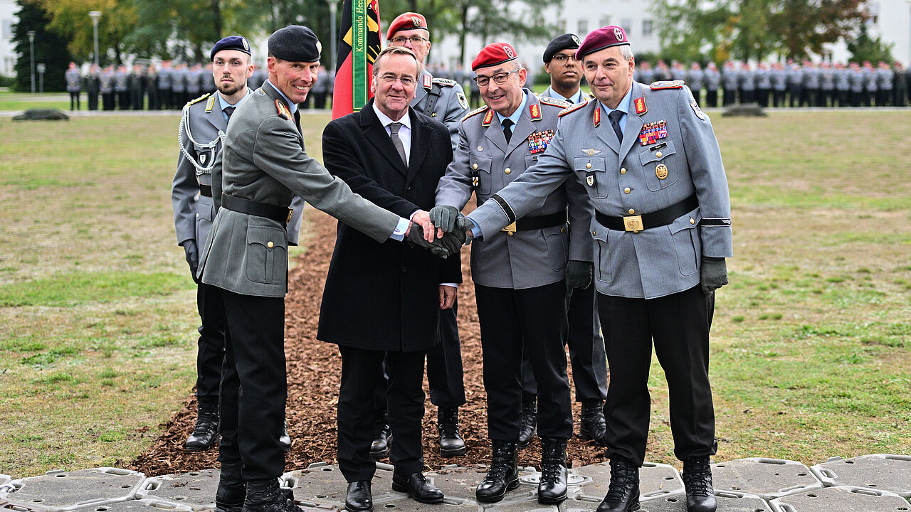Verteidigungsminister Boris Pistorius (zweiter von links) und Generalinspekteur Casten Breuer (zweiter von rechts) besiegeln den Übergabeappels von Generalleutnant Alfons Mais (rechts) an Generalleutnant Dr. Christian Freuding (links). Foto: picture alliance/dpa/Sebastian Christoph Gollnow