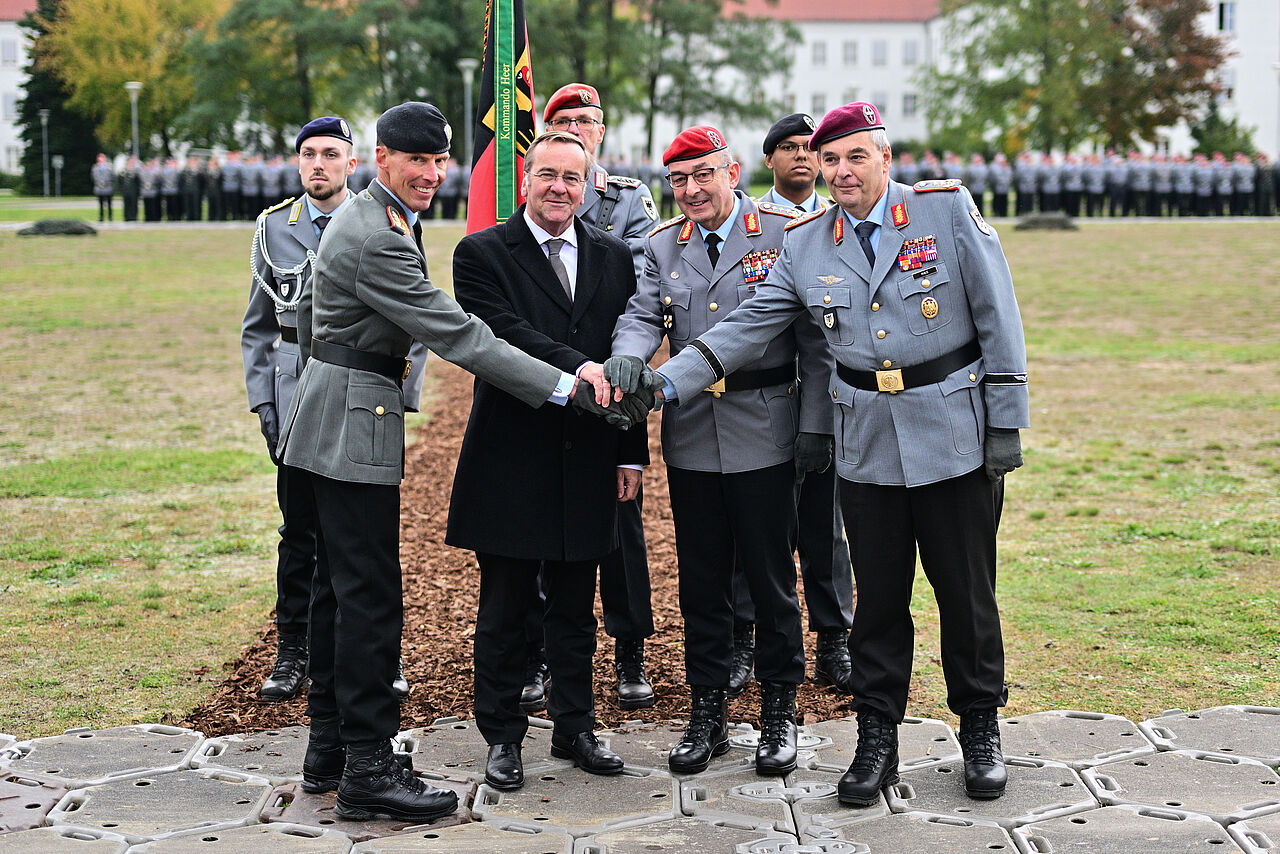 Verteidigungsminister Boris Pistorius (zweiter von links) und Generalinspekteur Casten Breuer (zweiter von rechts) besiegeln den Übergabeappels von Generalleutnant Alfons Mais (rechts) an Generalleutnant Dr. Christian Freuding (links). Foto: picture alliance/dpa/Sebastian Christoph Gollnow