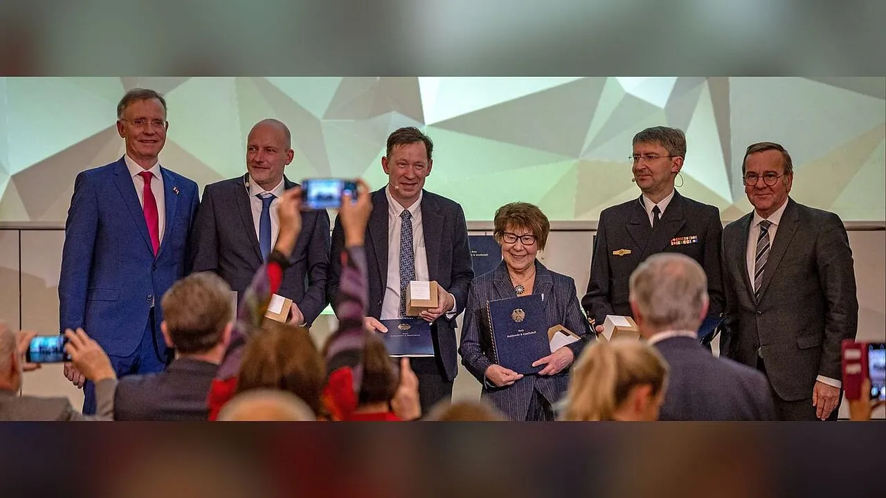 Preis „Bundeswehr und Gesellschaft“: Verteidigungsminister Boris Pistorius (rechts, SPD) zeichnete die Stadt Düsseldorf, den Förderverein Militärhistorisches Museum der Bundeswehr, den Marinechor „Blaue Jungs aus Bremerhaven“ und Sigrid Kuhlmann aus. Foto: Bundeswehr/Tom Twardy