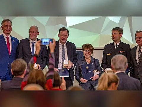 Preis „Bundeswehr und Gesellschaft“: Verteidigungsminister Boris Pistorius (rechts, SPD) zeichnete die Stadt Düsseldorf, den Förderverein Militärhistorisches Museum der Bundeswehr, den Marinechor „Blaue Jungs aus Bremerhaven“ und Sigrid Kuhlmann aus. Foto: Bundeswehr/Tom Twardy