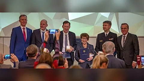 Preis „Bundeswehr und Gesellschaft“: Verteidigungsminister Boris Pistorius (rechts, SPD) zeichnete die Stadt Düsseldorf, den Förderverein Militärhistorisches Museum der Bundeswehr, den Marinechor „Blaue Jungs aus Bremerhaven“ und Sigrid Kuhlmann aus. Foto: Bundeswehr/Tom Twardy