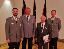 Hauptmann Lars Schunack (von links), Oberst Thomas Behr, Brigadegeneral a.D. Rolf Halama und Brigadegeneral Björn Schulz. Foto: DBwV