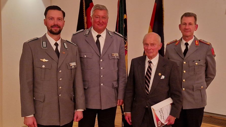 Hauptmann Lars Schunack (von links), Oberst Thomas Behr, Brigadegeneral a.D. Rolf Halama und Brigadegeneral Björn Schulz. Foto: DBwV